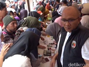 Semringah Warga Sumedang Berburu Beras Murah di Taman Endog