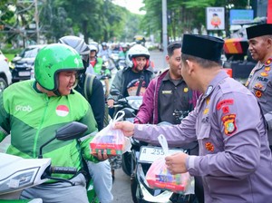 Brimob Polda Metro Jaya Bagikan Takjil untuk Warga hingga Ojek Online
