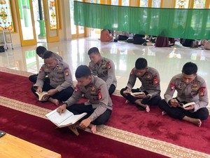 Ramadan Kareem, Brimob Polda Metro Tadarusan hingga Berbagi Takjil di Bekasi