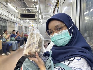 Cerita Anker Kali Pertama Buka Puasa Ramadan di KRL