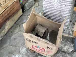 Penjual Sembako di Pasuruan Tertipu Sales Langganan Kardus Isi Batako