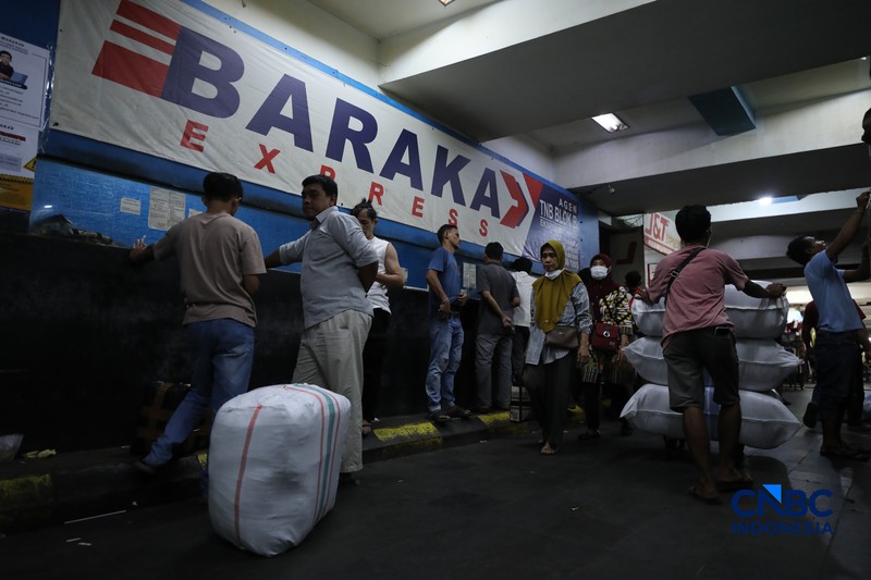 Karyawan menimbang barang yang akan dikirim ke luar pulau jawa di Pasar Tanah Abang, Jakarta, Rabu (25/2/2026). (CNBC Indonesia/Tri Susilo)