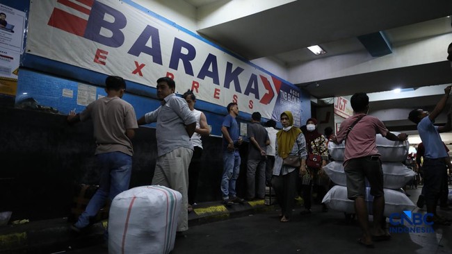 Penampakan Berkarung-karung Barang Ditimbang-Mau Dikirim ke Luar Jawa