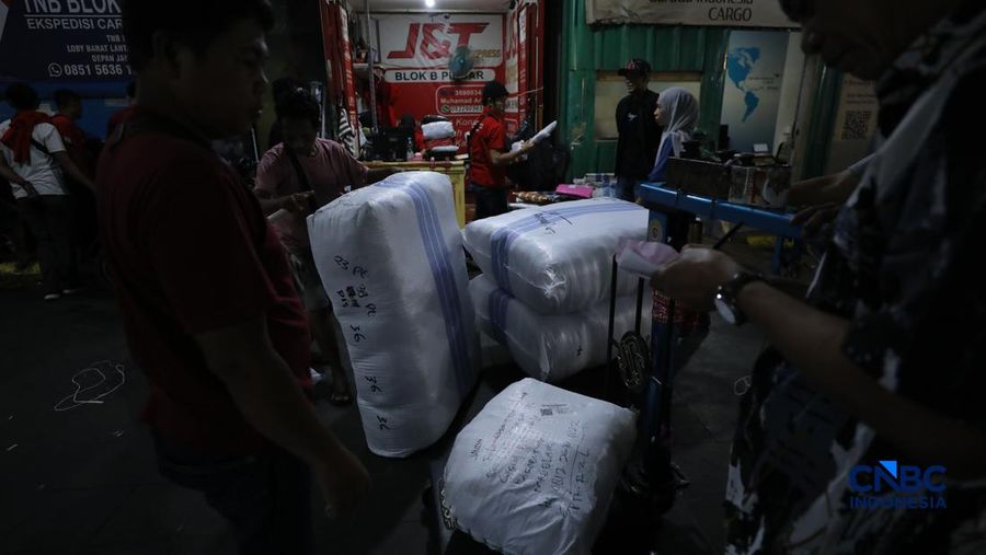 Karyawan menimbang barang yang akan dikirim ke luar pulau jawa di Pasar Tanah Abang, Jakarta, Rabu (25/2/2026). (CNBC Indonesia/Tri Susilo)