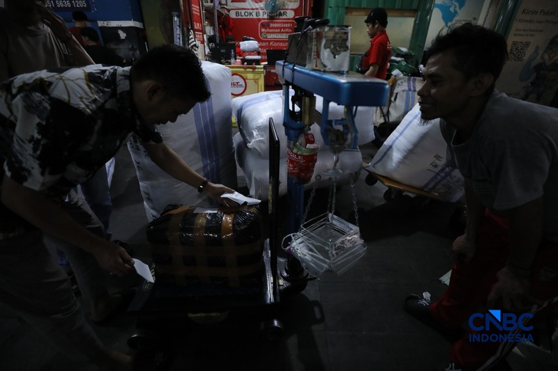 Karyawan menimbang barang yang akan dikirim ke luar pulau jawa di Pasar Tanah Abang, Jakarta, Rabu (25/2/2026). (CNBC Indonesia/Tri Susilo)