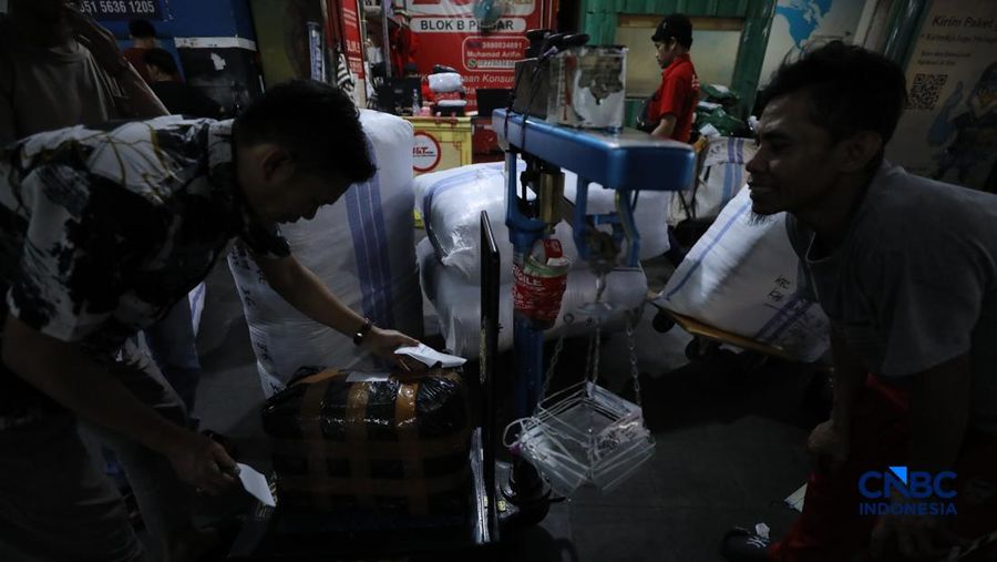Karyawan menimbang barang yang akan dikirim ke luar pulau jawa di Pasar Tanah Abang, Jakarta, Rabu (25/2/2026). (CNBC Indonesia/Tri Susilo)
