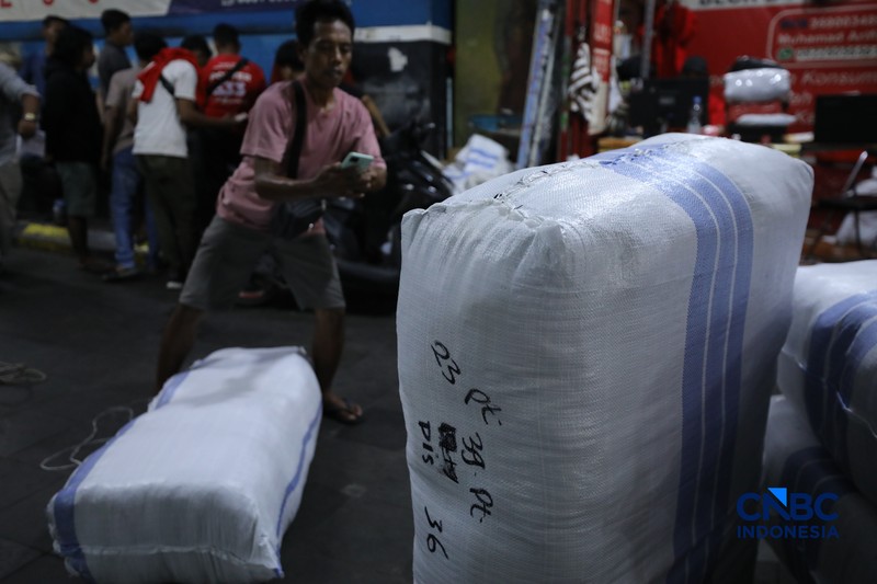 Karyawan menimbang barang yang akan dikirim ke luar pulau jawa di Pasar Tanah Abang, Jakarta, Rabu (25/2/2026). (CNBC Indonesia/Tri Susilo)