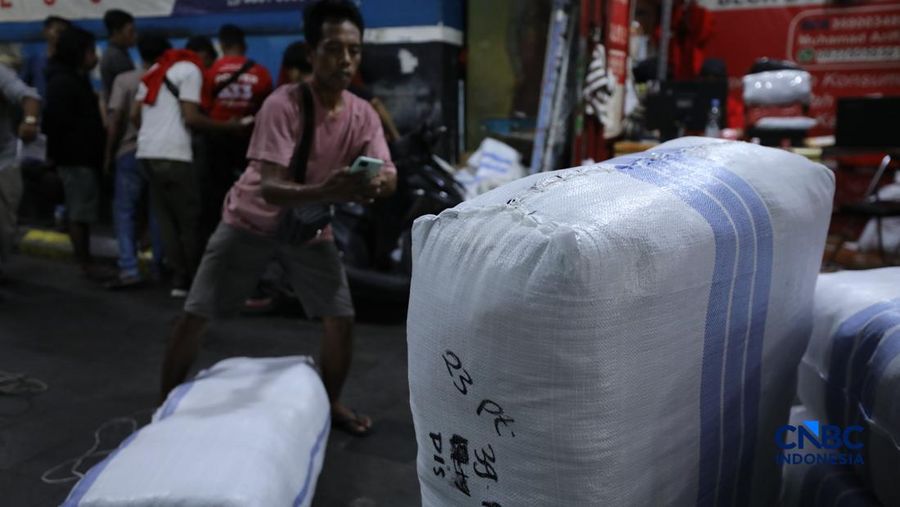 Karyawan menimbang barang yang akan dikirim ke luar pulau jawa di Pasar Tanah Abang, Jakarta, Rabu (25/2/2026). (CNBC Indonesia/Tri Susilo)