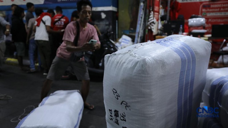 Karyawan menimbang barang yang akan dikirim ke luar pulau jawa di Pasar Tanah Abang, Jakarta, Rabu (25/2/2026). (CNBC Indonesia/Tri Susilo)