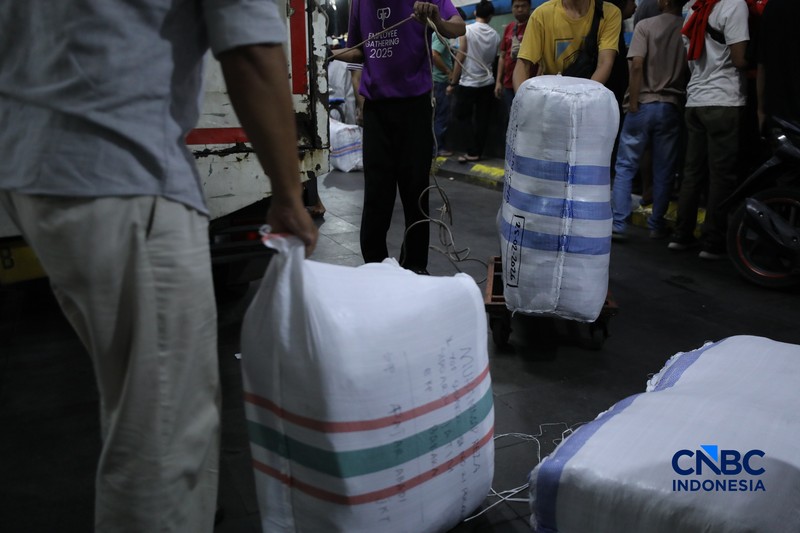 Karyawan menimbang barang yang akan dikirim ke luar pulau jawa di Pasar Tanah Abang, Jakarta, Rabu (25/2/2026). (CNBC Indonesia/Tri Susilo)
