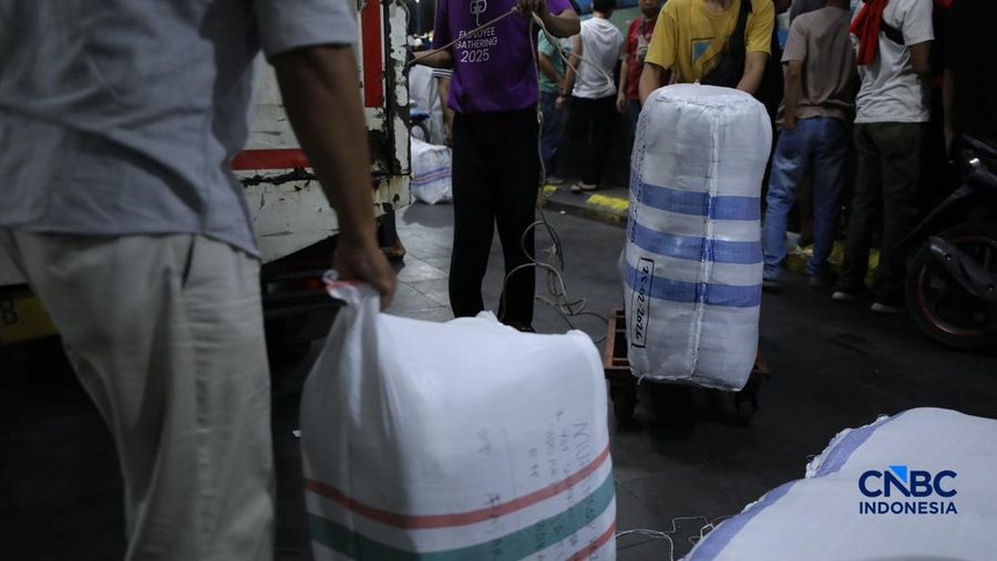 Karyawan menimbang barang yang akan dikirim ke luar pulau jawa di Pasar Tanah Abang, Jakarta, Rabu (25/2/2026). (CNBC Indonesia/Tri Susilo)