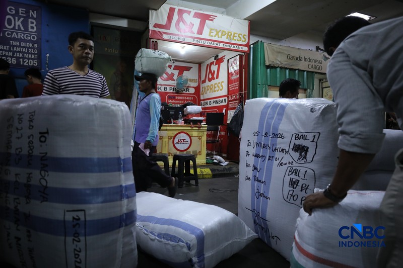 Karyawan menimbang barang yang akan dikirim ke luar pulau jawa di Pasar Tanah Abang, Jakarta, Rabu (25/2/2026). (CNBC Indonesia/Tri Susilo)