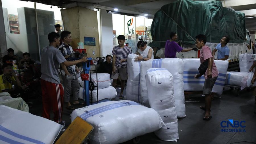 Karyawan menimbang barang yang akan dikirim ke luar pulau jawa di Pasar Tanah Abang, Jakarta, Rabu (25/2/2026). (CNBC Indonesia/Tri Susilo)