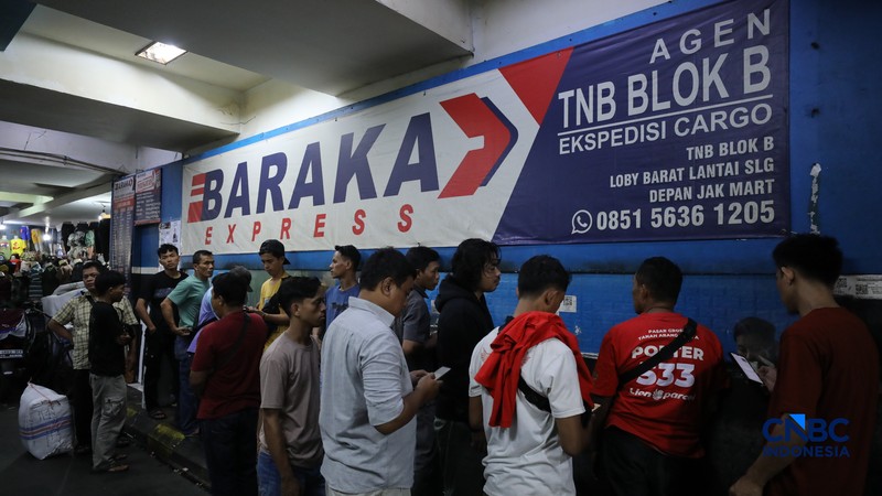 Karyawan menimbang barang yang akan dikirim ke luar pulau jawa di Pasar Tanah Abang, Jakarta, Rabu (25/2/2026). (CNBC Indonesia/Tri Susilo)