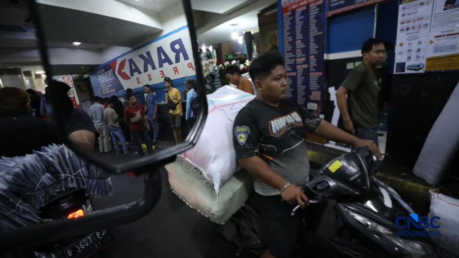 Karyawan menimbang barang yang akan dikirim ke luar pulau jawa di Pasar Tanah Abang, Jakarta, Rabu (25/2/2026). (CNBC Indonesia/Tri Susilo)