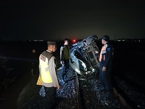 Sigra Ringsek Tertabrak KA di Grobogan, 2 Orang Tewas