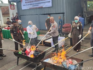 Ratusan Lembar Uang Palsu hingga Senpi Dimusnahkan di Ciamis