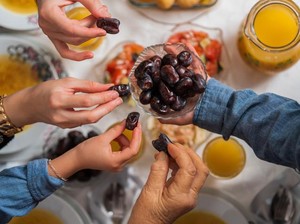 7 Alasan Makan Kurma Saat Sahur Bikin Nggak Mudah Lemas