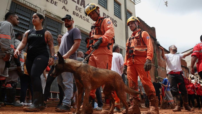 Sebuah tayangan drone menunjukkan puing-puing bangunan yang runtuh setelah pemerintah Brasil menetapkan keadaan darurat akibat hujan lebat yang telah menewaskan warga dan menyebabkan orang hilang, di Juiz de Fora, negara bagian Minas Gerais, Brasil, 24 Februari 2026. (REUTERS/Pilar Olivares)