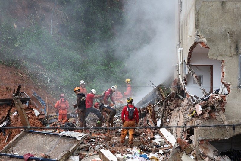 Sebuah tayangan drone menunjukkan puing-puing bangunan yang runtuh setelah pemerintah Brasil menetapkan keadaan darurat akibat hujan lebat yang telah menewaskan warga dan menyebabkan orang hilang, di Juiz de Fora, negara bagian Minas Gerais, Brasil, 24 Februari 2026. (REUTERS/Pilar Olivares)