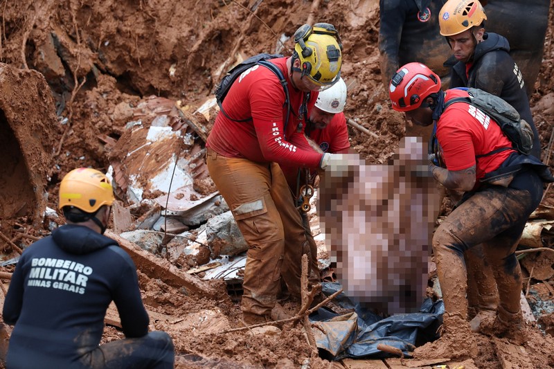 Sebuah tayangan drone menunjukkan puing-puing bangunan yang runtuh setelah pemerintah Brasil menetapkan keadaan darurat akibat hujan lebat yang telah menewaskan warga dan menyebabkan orang hilang, di Juiz de Fora, negara bagian Minas Gerais, Brasil, 24 Februari 2026. (REUTERS/Pilar Olivares)