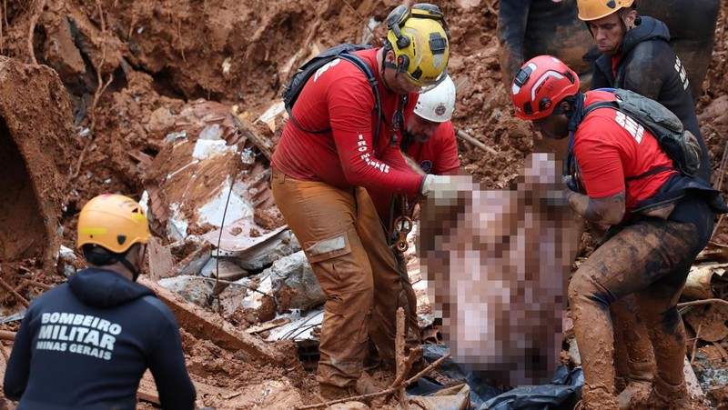 Sebuah tayangan drone menunjukkan puing-puing bangunan yang runtuh setelah pemerintah Brasil menetapkan keadaan darurat akibat hujan lebat yang telah menewaskan warga dan menyebabkan orang hilang, di Juiz de Fora, negara bagian Minas Gerais, Brasil, 24 Februari 2026. (REUTERS/Pilar Olivares)