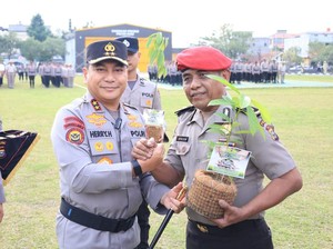 Pohon Kado Unik Kapolda Riau di Upacara Kenaikan Pangkat 2 Perwira