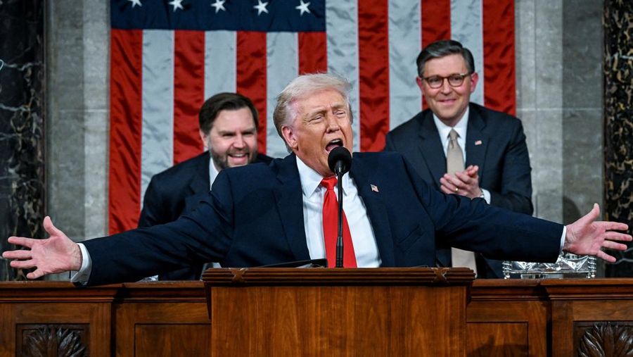 Presiden AS Donald J. Trump menyampaikan pidato kenegaraan pertama pada masa jabatan keduanya di hadapan sidang gabungan Kongres di Ruang Sidang DPR di Gedung Capitol Amerika Serikat di Washington, D.C., pada hari Selasa, 24 Februari 2026. Di belakangnya terdapat Wakil Presiden JD Vance dan Ketua DPR Mike Johnson (R-LA). (Kenny Holston /Pool via REUTERS)