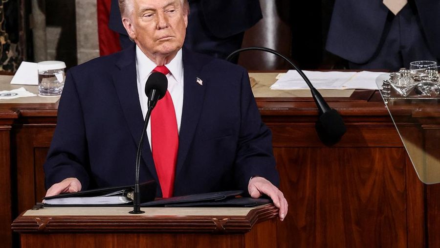 Presiden AS Donald Trump menyampaikan pidato kenegaraan di Ruang Sidang DPR di Gedung Capitol AS di Washington, D.C., AS, 24 Februari 2026. (REUTERS/KEVIN LAMARQUE)