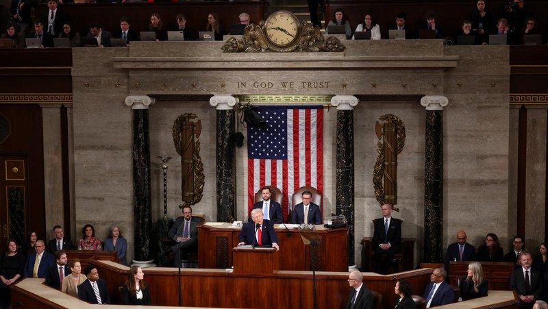 Presiden AS Donald Trump menyampaikan pidato kenegaraan di Ruang Sidang DPR di Gedung Capitol AS di Washington, D.C., AS, 24 Februari 2026. (REUTERS/KEVIN LAMARQUE)