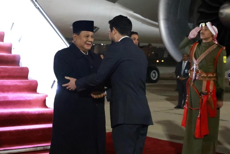 Presiden Prabowo Subianto tiba di Pangkalan Udara Angkatan Udara Kerajaan Yordania (Lanud) Marka, Amman, Selasa (25/2/2026) melakukan lawatan ke Kota Amman, Yordania, dan dijadwalkan bertemu dengan sahabatnya, Raja Abdullah II ibn Al-Hussein. (Instagram/presidenrepublikindonesia)