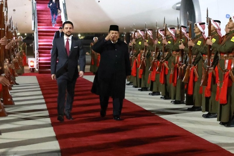 Presiden Prabowo Subianto tiba di Pangkalan Udara Angkatan Udara Kerajaan Yordania (Lanud) Marka, Amman, Selasa (25/2/2026) melakukan lawatan ke Kota Amman, Yordania, dan dijadwalkan bertemu dengan sahabatnya, Raja Abdullah II ibn Al-Hussein. (Instagram/presidenrepublikindonesia)