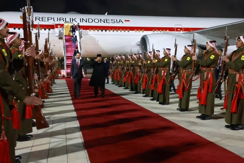 Presiden Prabowo Subianto tiba di Pangkalan Udara Angkatan Udara Kerajaan Yordania (Lanud) Marka, Amman, Selasa (25/2/2026) melakukan lawatan ke Kota Amman, Yordania, dan dijadwalkan bertemu dengan sahabatnya, Raja Abdullah II ibn Al-Hussein. (Instagram/presidenrepublikindonesia)