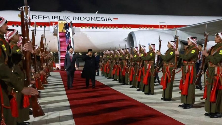 Presiden Prabowo Subianto tiba di Pangkalan Udara Angkatan Udara Kerajaan Yordania (Lanud) Marka, Amman, Selasa (25/2/2026) melakukan lawatan ke Kota Amman, Yordania, dan dijadwalkan bertemu dengan sahabatnya, Raja Abdullah II ibn Al-Hussein. (Instagram/presidenrepublikindonesia)