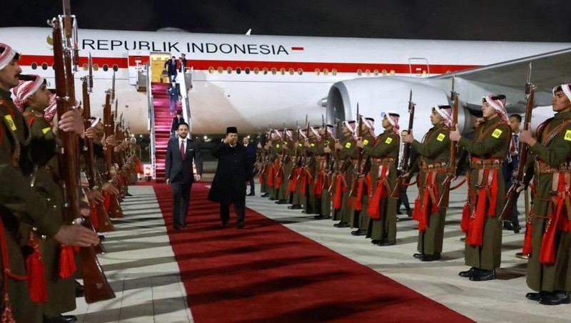 Presiden Prabowo Subianto tiba di Pangkalan Udara Angkatan Udara Kerajaan Yordania (Lanud) Marka, Amman, Selasa (25/2/2026) melakukan lawatan ke Kota Amman, Yordania, dan dijadwalkan bertemu dengan sahabatnya, Raja Abdullah II ibn Al-Hussein. (Instagram/presidenrepublikindonesia)