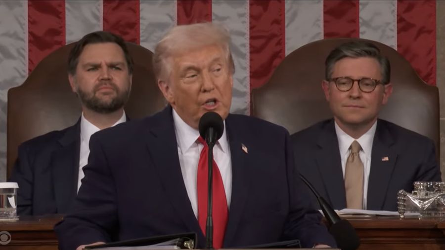 Presiden Trump menyampaikan pidato kenegaraan di hadapan sidang gabungan Kongres di Ruang DPR di Gedung Capitol AS di Washington, D.C., AS, Selasa (24/2/2026). (Tangkapan Layar Youtube/Face the Nation)