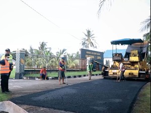 Aspal Hotmix PT BSI Bikin Jalan Lampon Banyuwangi Makin Mulus