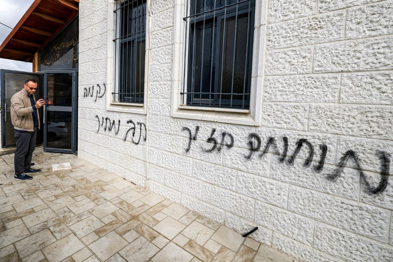 Puing-puing di pintu masuk sebuah masjid, yang menurut warga Palestina dirusak oleh pemukim Israel, di desa Surra, Tepi Barat, dekat Nablus di Tepi Barat yang diduduki Israel, Senin (23/2/2026). (REUTERS/Mohamad Torokman)