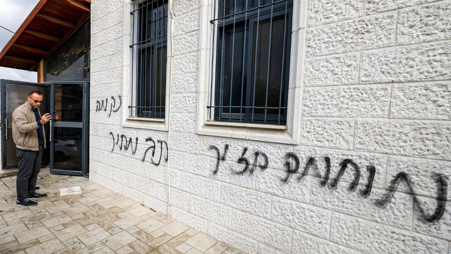 Puing-puing di pintu masuk sebuah masjid, yang menurut warga Palestina dirusak oleh pemukim Israel, di desa Surra, Tepi Barat, dekat Nablus di Tepi Barat yang diduduki Israel, Senin (23/2/2026). (REUTERS/Mohamad Torokman)