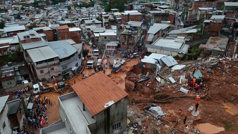 Sebuah tayangan drone menunjukkan puing-puing bangunan yang runtuh setelah pemerintah Brasil menetapkan keadaan darurat akibat hujan lebat yang telah menewaskan warga dan menyebabkan orang hilang, di Juiz de Fora, negara bagian Minas Gerais, Brasil, 24 Februari 2026. (REUTERS/Pilar Olivares)