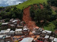 Potret Longsor Timpa Rumah Warga saat Tidur, Puluhan Orang Tewas