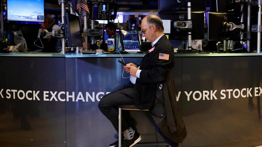 Seorang bekerja di lantai bursa saham New York di Kota New York, AS, 20 Oktober 2025.
