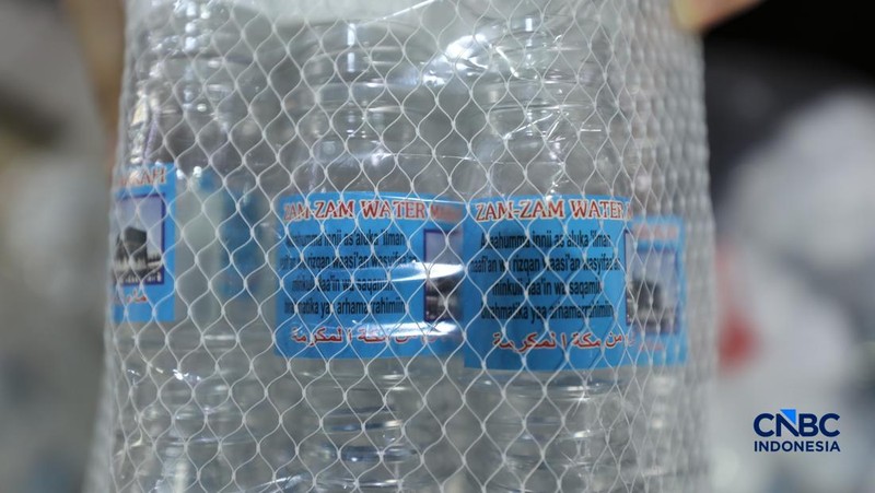 Seorang karyawan menujukkan Air Zamzam yang dijual di toko kawasan Pasar Tanah Abang, Jakarta, Rabu (25/2/2026). (CNBC Indonesia/Tri Susilo)