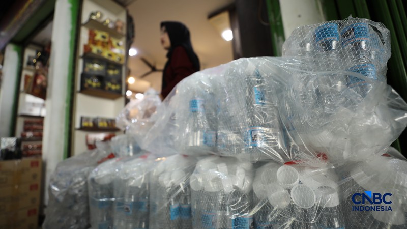 Seorang karyawan menujukkan Air Zamzam yang dijual di toko kawasan Pasar Tanah Abang, Jakarta, Rabu (25/2/2026). (CNBC Indonesia/Tri Susilo)