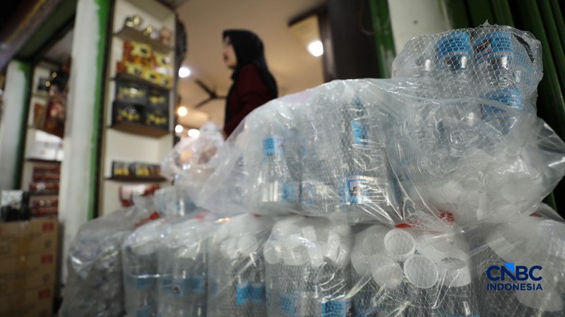 Seorang karyawan menujukkan Air Zamzam yang dijual di toko kawasan Pasar Tanah Abang, Jakarta, Rabu (25/2/2026). (CNBC Indonesia/Tri Susilo)