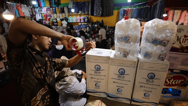 Seorang karyawan menujukkan Air Zamzam yang dijual di toko kawasan Pasar Tanah Abang, Jakarta, Rabu (25/2/2026). (CNBC Indonesia/Tri Susilo)