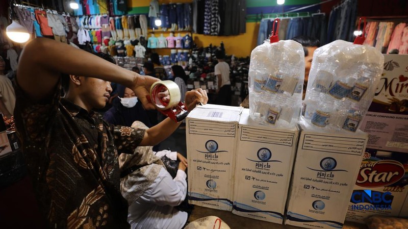 Seorang karyawan menujukkan Air Zamzam yang dijual di toko kawasan Pasar Tanah Abang, Jakarta, Rabu (25/2/2026). (CNBC Indonesia/Tri Susilo)