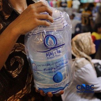 Ini Air Zamzam di Pasar Tanah Abang yang Diklaim Asli dari Makkah