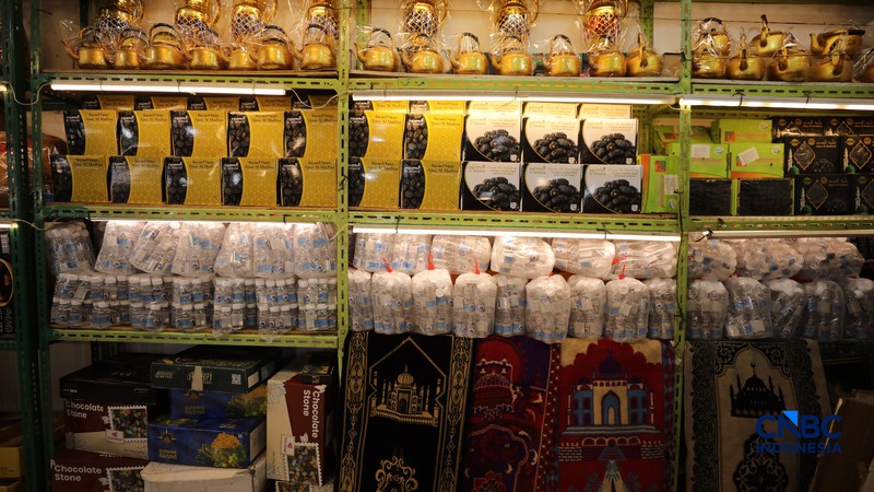 Seorang karyawan menujukkan Air Zamzam yang dijual di toko kawasan Pasar Tanah Abang, Jakarta, Rabu (25/2/2026). (CNBC Indonesia/Tri Susilo)