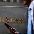 Seorang pria berjalan di Wall Street di luar Bursa Saham New York (NYSE) di Kota New York, AS, 7 April 2025. (REUTERS/Brendan McDermid//File Foto)